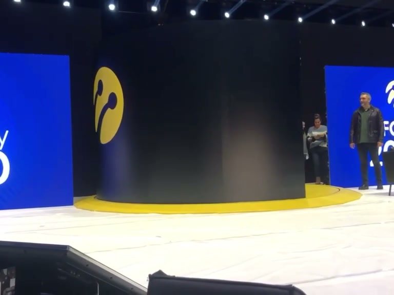 Turkcell etkinliği — sahnede, markanın renginde