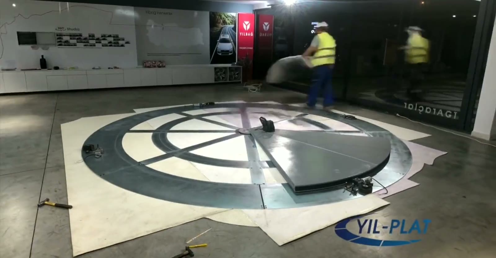 YılPlat araç döner platformunun mevcut showroom zeminine kurulumu