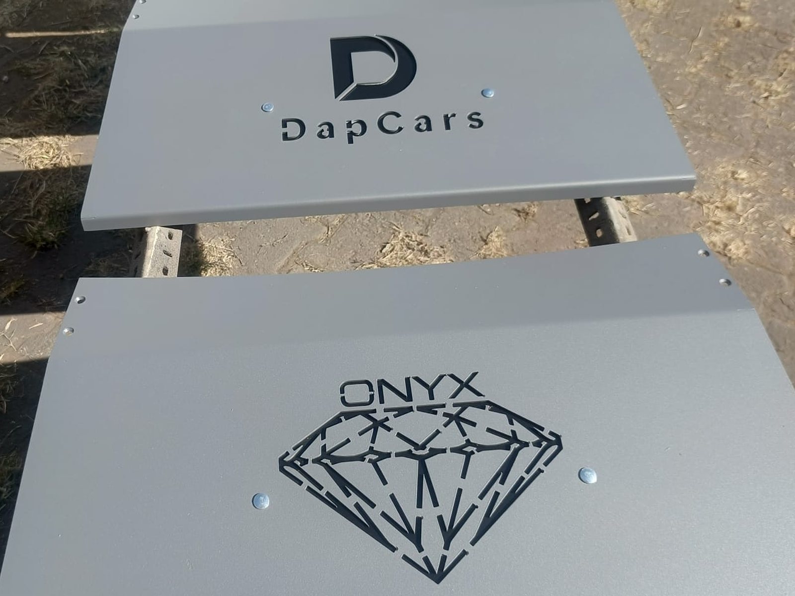Müşteri logosu lazerle kesilmiş rampa panelleri — DapCars ve ONYX