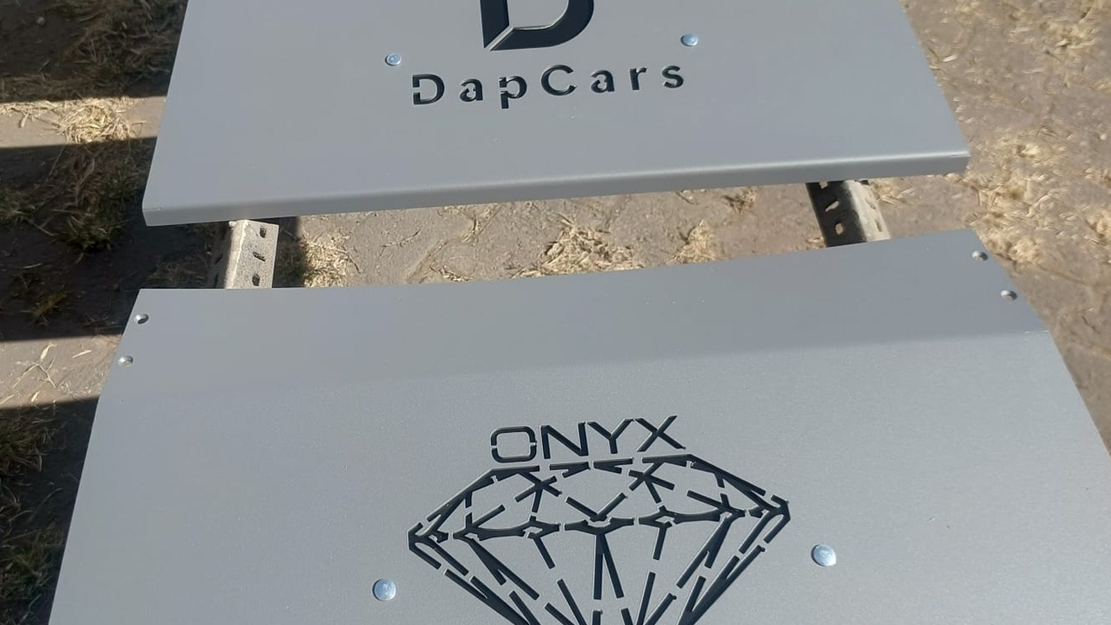 Müşteri logosu işlenmiş rampalar — DapCars ve ONYX, sevkiyat öncesi