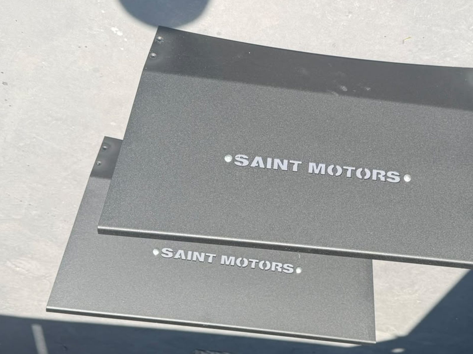 Saint Motors logosu işlenmiş rampa panelleri, Düzce