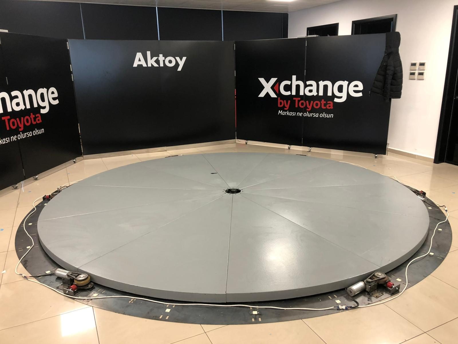 YılPlat car turntable: centre hub, eleven triangular panels and the drive stations at the edge